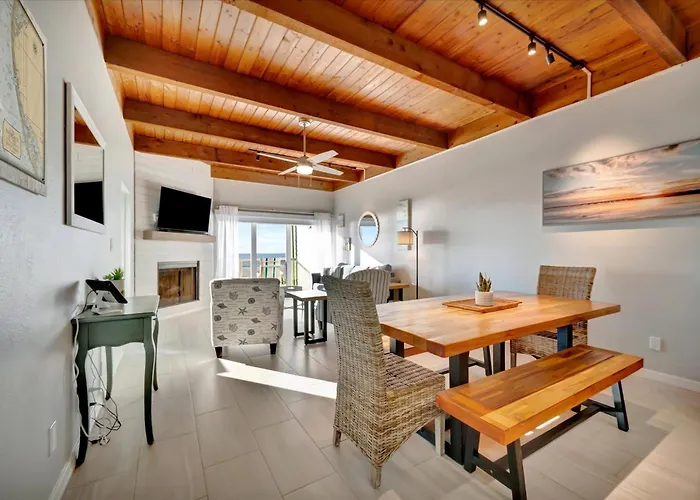 Beachfront & Ocean Views Balcony Sleeps 8