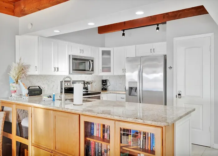 Beachfront & Ocean Views Balcony Sleeps 8