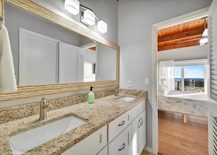 Beachfront & Ocean Views Balcony Sleeps 8 *